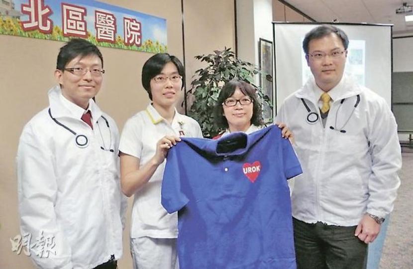 北區醫院義工隊與多間社福機構合作,開設深宵流動診所為吸毒青少年提供一站式服務,左起為義工隊的北區醫院陳虎醫生、物理治療師黎家慧、急症室經理鄧惠芳和麥肇敬醫生。(黃熙麗攝) 北區醫院義工隊與多間社福機構合作,開設深宵流動診所為吸毒青少年提供一站式服務,左起為義工隊的北區醫院陳虎醫生、物理治療師黎家慧、急症室經理鄧惠芳和麥肇敬醫生。(黃熙麗攝)