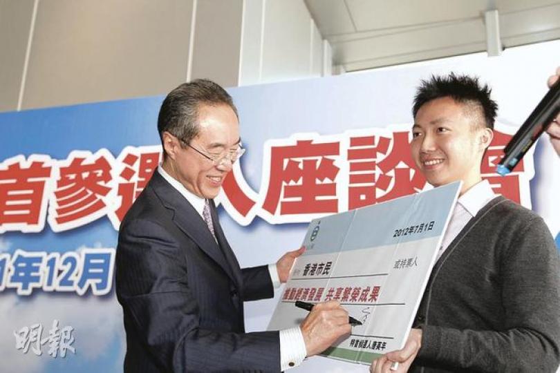 特首參選人梁振英(左二)表示會確保2017年特首選舉的提名委員會有廣泛代表性。圖為他昨日出席自由黨座談會時,獲自由黨青年團主席李梓敬(右二)贈送「支票」,期望他能兌現承諾。(郭慶輝攝) 特首參選人梁振英(左二)表示會確保2017年特首選舉的提名委員會有廣泛代表性。圖為他昨日出席自由黨座談會時,獲自由黨青年團主席李梓敬(右二)贈送「支票」,期望他能兌現承諾。(郭慶輝攝)