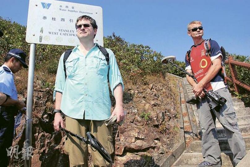 美籍男子Mr Brown(左)及英國人Mr Mitchell均愛好研究歷史,日前持金屬探測器登山,尋獲戰時手榴彈。(雲錦鋒攝) 美籍男子Mr Brown(左)及英國人Mr Mitchell均愛好研究歷史,日前持金屬探測器登山,尋獲戰時手榴彈。(雲錦鋒攝)
