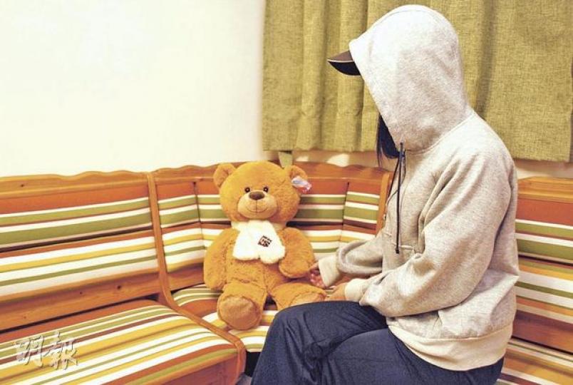 嘉嘉當上援交少女時原以為自主性強,但利益漸漸蓋過自主,一旦繼續援交,發展根本不由自己控制。(袁柏恩攝) 嘉嘉當上援交少女時原以為自主性強,但利益漸漸蓋過自主,一旦繼續援交,發展根本不由自己控制。(袁柏恩攝)