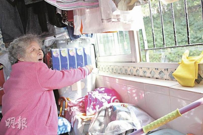 愛民邨公屋發現相思雀屍,女戶主王太指出發現「伏屍」位置,相信相思是找不到出路而撞玻璃窗亡。(林錫禮攝) 愛民邨公屋發現相思雀屍,女戶主王太指出發現「伏屍」位置,相信相思是找不到出路而撞玻璃窗亡。(林錫禮攝)