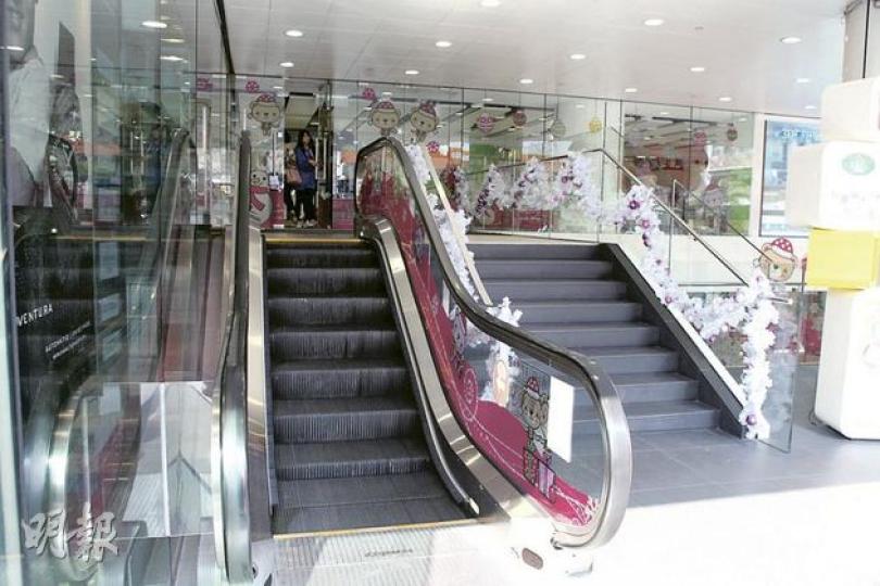 發生行人翻跌受傷的「超短」扶手梯僅得6級,但長者乘搭時仍需小心。(林錫禮攝) 發生行人翻跌受傷的「超短」扶手梯僅得6級,但長者乘搭時仍需小心。(林錫禮攝)