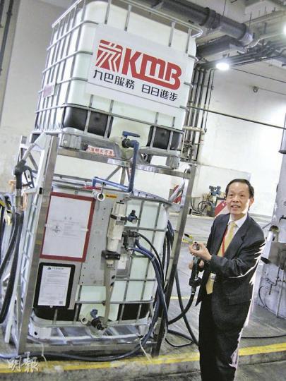 九巴首席機械工程師沈乙紅說，增設補給站和每日注入氨素溶液的成本每年約需300萬元，佔營運成本的0.05%。 （吳光熙攝）