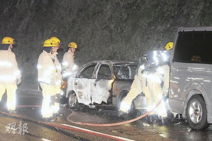 掛假牌的私家車在路邊起火燒毁，消防員調查後認為起火原因有可疑。（蔡方山攝）