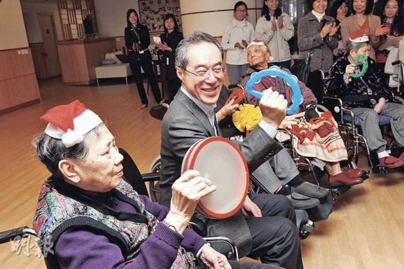 特首參選人唐英年（左二）昨日探望一班長者，還趁聖誕來臨，一起慶祝。（李紹昌攝） 