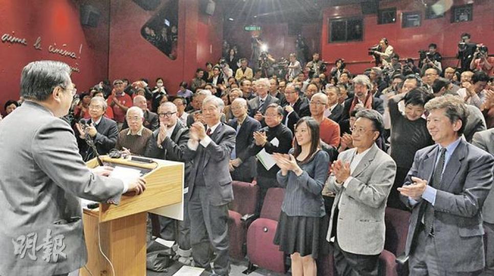 何俊仁昨日宣布參選特首政綱，約200人出席撐場，包括數十名泛民選委，其中已故民主派成員吳明欽的女兒吳思諾（前排右三）、公民黨鄭宇碩（前排左起）、資深傳媒人程翔、青年學者邵家臻及朱耀明牧師，先後上台發言支持何俊仁。（劉焌陶攝）