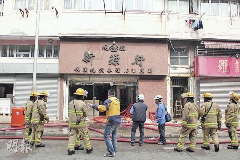 石油氣店閣樓發生火警，幸消防員及出動大量人手灌救，及時救熄避過大爆炸。（林錫禮攝）