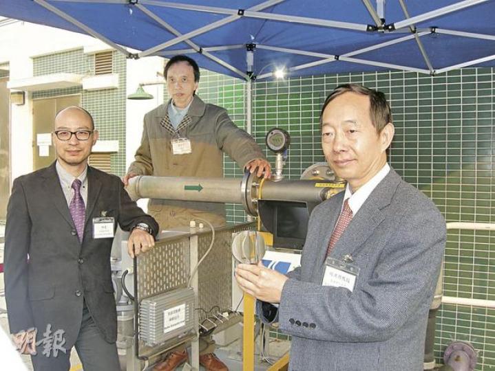 理大楊洪興教授（右）、其學生陳建（左），及水務署高級機電工程師廖仲平（中）介紹新研發的微型水力發電系統。楊教授手中的渦輪，可將水壓轉化成電能。（梁珮珊攝）