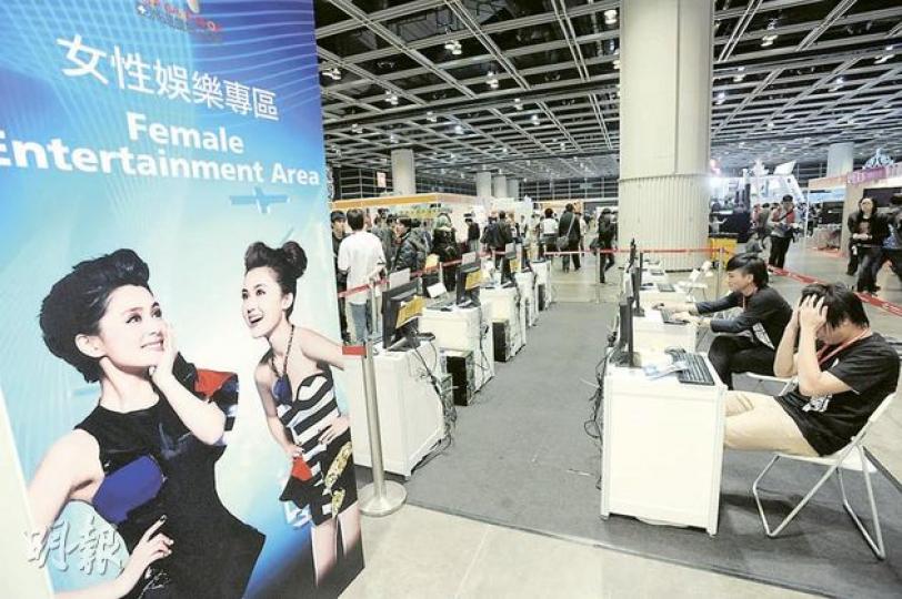大會表示，因女機迷的人數近年增長達20%，故今年首設「女性遊戲展區」，提供4個可愛小遊戲供試玩，由兩名男職員介紹遊戲，並向首100名女玩家派發扭蛋Cupcake吊飾，惟昨日反應一般，100個扭蛋只派出30多個。（尹錦恩攝） 香港青年協會在場內開設「經典遊戲散貨場」，由旗下「化零為整」青年職場經驗增值計劃的學員營運，讓15至24歲有求職困難的青少年累積工作經驗，提升溝通技巧，增加職場競爭力。（黃熙麗攝）