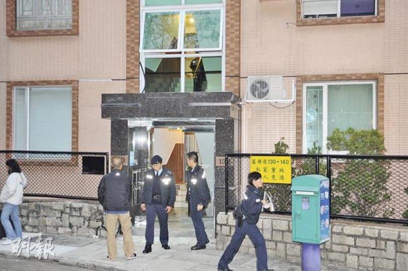 跑馬地接連發生爆竊案，警員昨到案發的藍塘道130至140號箕璉閣調查。（衛永康攝） （明報製圖）