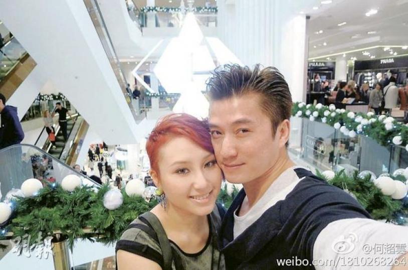 陳山聰與何超雲外遊度聖誕，他更戴上女友設計的頸鏈做模特兒。（微博圖片） （微博圖片）