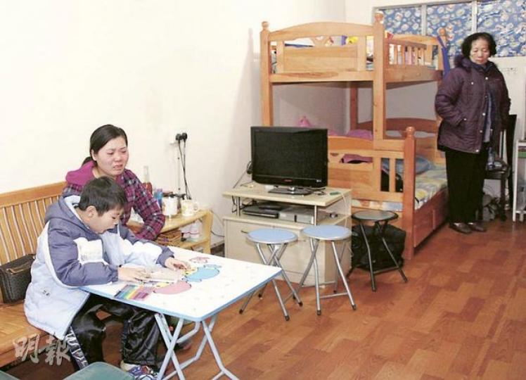 黃順發生前與妻兒居於屯門友愛邨公屋,家中只有簡陋家具,詎料死神突然奪去家庭支柱,黃母(右)喪子後哭成淚人。(林錫禮攝)
黃順發生前與妻兒居於屯門友愛邨公屋,家中只有簡陋家具,詎料死神突然奪去家庭支柱,黃母(右)喪子後哭成淚人。(林錫禮攝)