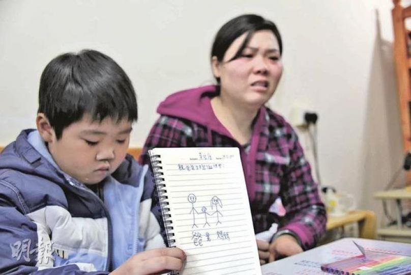 遭垃圾車輾斃的黃順發不愛拍照,家中沒有全家福合影。7歲的兒子家僑(左)知道父親去世,手繪一家人手牽手開心圖畫,寫上「祝爸爸生日聖誕快樂」字句,右為黃順發的妻子。(林錫禮攝) 遭垃圾車輾斃的黃順發不愛拍照,家中沒有全家福合影。7歲的兒子家僑(左)知道父親去世,手繪一家人手牽手開心圖畫,寫上「祝爸爸生日聖誕快樂」字句,右為黃順發的妻子。(林錫禮攝)