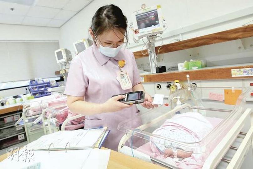 為減低藥物事故,聯合醫院初生嬰兒深切治療部去年推出「針對易」系統,護士用手提掃描器核對針藥標籤、醫生處方的藥紙和病人手帶,便完成電子化的三核五對確認程序。(李澤彤攝)
為減低藥物事故,聯合醫院初生嬰兒深切治療部去年推出「針對易」系統,護士用手提掃描器核對針藥標籤、醫生處方的藥紙和病人手帶,便完成電子化的三核五對確認程序。(李澤彤攝)