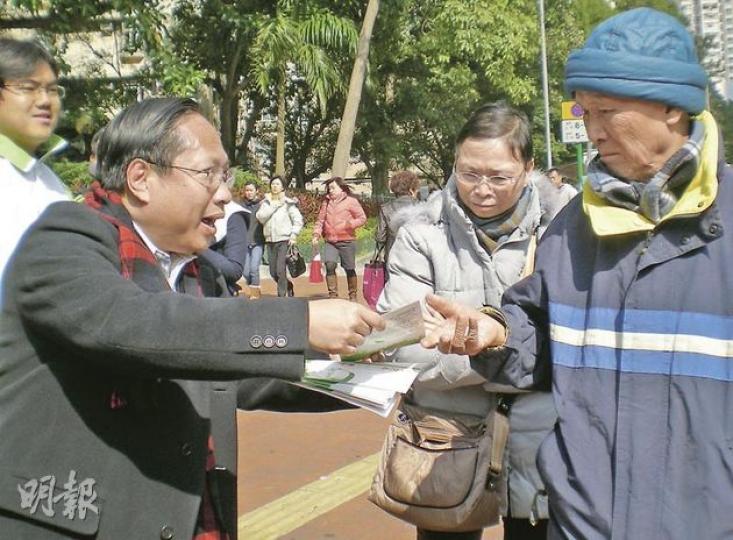 爭取代表泛民參選特首的民協馮檢基,昨於尖沙嘴派發政綱。他表示即使下月的泛民初選投票率不高,亦可為將來普選特首起示範作用。(林振東攝)
爭取代表泛民參選特首的民協馮檢基,昨於尖沙嘴派發政綱。他表示即使下月的泛民初選投票率不高,亦可為將來普選特首起示範作用。(林振東攝)