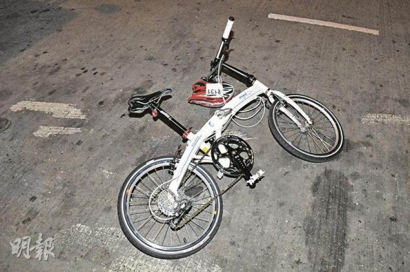 簇新的摺合單車「自炒」後橫亘路中,傷者的頭盔貼有號碼,未知是否曾於參賽時使用。(蔡方山攝)
簇新的摺合單車「自炒」後橫亘路中,傷者的頭盔貼有號碼,未知是否曾於參賽時使用。(蔡方山攝)