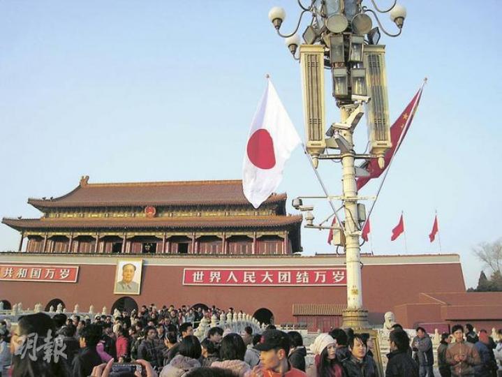 中國依外交慣例，在天安門廣場前的燈柱掛上兩國國旗。（劉洪慶攝） 野田原定於12月13日、即南京大屠殺周年日訪華，之後推遲，日方稱是因為「中國內部的原因」。圖為以南京大屠殺為題材的《金陵十三釵》正在內地熱映。（劉洪慶攝）