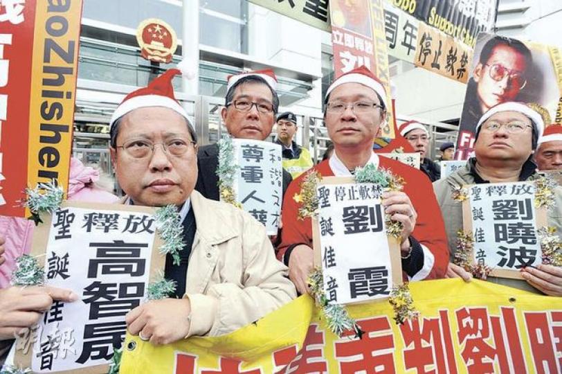 有意參選特首的民主黨主席何俊仁（左一）昨和支聯會成員等前往中聯辦，要求中央政府釋放劉曉波，又批評唐英年及梁振英無勇氣向中央政府說「不」。（尹錦恩攝）