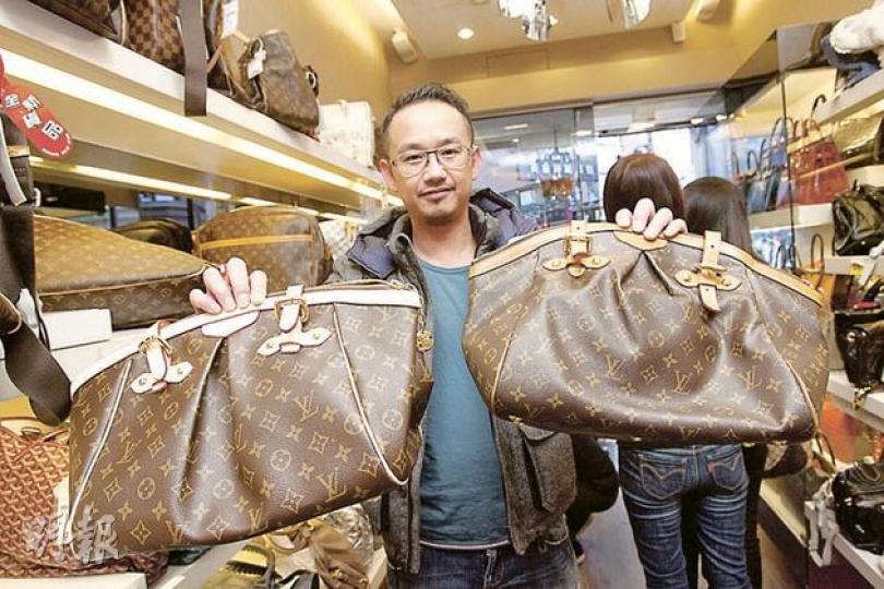 米蘭站營銷總監陳漢量稱，記者在淘寶網商店買到的廉價冒牌LV袋（圖左），車工粗糙兼發出膠味，稍一對比即能看到它與正價逾萬元的正貨（圖右）有顯著分別。（鄧宗弘攝）