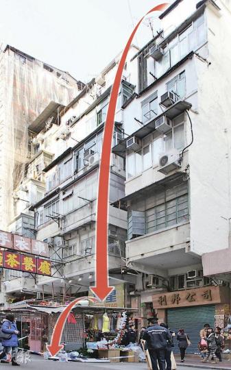 中年漢從7層高的唐樓天台躍下，先跌到排檔頂再反彈地面（箭嘴示），卸去部分衝力，保住性命。（林錫禮攝） 排檔檔主吳小姐（白頸巾者）慶幸當時離開午膳，否則不是壓傷就是「嚇餐死」。（林錫禮攝）