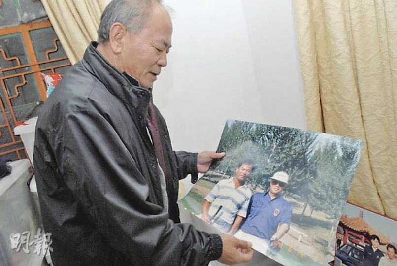 鄧樹泉是首名華人高球職業選手，曾教授中共已故前總書記趙紫陽高球，家中藏有兩人的合照。（伍浦鋒攝） 地下廁所氣窗本無窗花，戶主相信賊人由此爬入作案，事後已加裝鐵通防盜。（伍浦鋒攝）