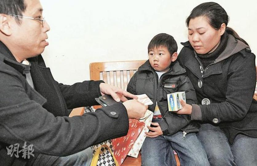 「慳家爸爸」黃順發遭垃圾車撞斃後，熱心市民袁先生看到報道，昨日專程上門送上4份禮物和500元現金，黃太及7歲兒子家僑感謝各界關心。（尹錦恩攝）