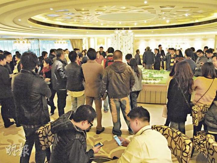 信置表示，御金．國峯過去4日錄2萬人次參觀示範單位。（林尚民攝）
