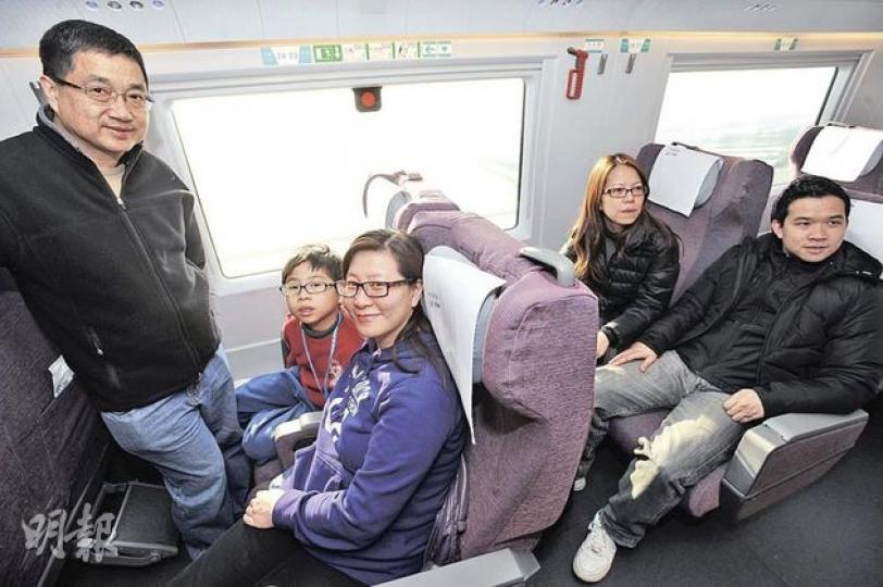 港人張先生（左一）一家三口昨試乘廣深高鐵，即日來回深圳及廣州，指廣州南站售票處與離境大堂頗遠，指示亦略嫌不足，但整體運作暢順，可以接受。而高先生夫婦（右一、右二）不時會到番禺度假，認為到廣州南站乘火車返回深圳更方便。（尹錦恩攝） 記者昨乘搭廣深高鐵返深圳，列車一度衝破時速305公里，維持數分鐘，之後逐漸減速，其間感到輕微耳鳴。（尹錦恩攝） （明報製圖） 廣深港高鐵廣深段開通，昨乘客不多，記者乘搭下午1時20分往廣州南站，及3時10分返深圳北站的列車，均只有2號的二等車廂爆滿，其餘一等及特等車廂乘