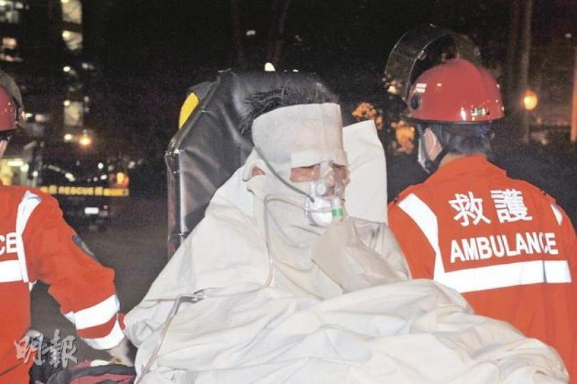 黃大仙竹園北邨蕙園樓男子替打火機充氣時搶火，面及手燒傷，送院時敷上保護面膜。（衛永康攝）