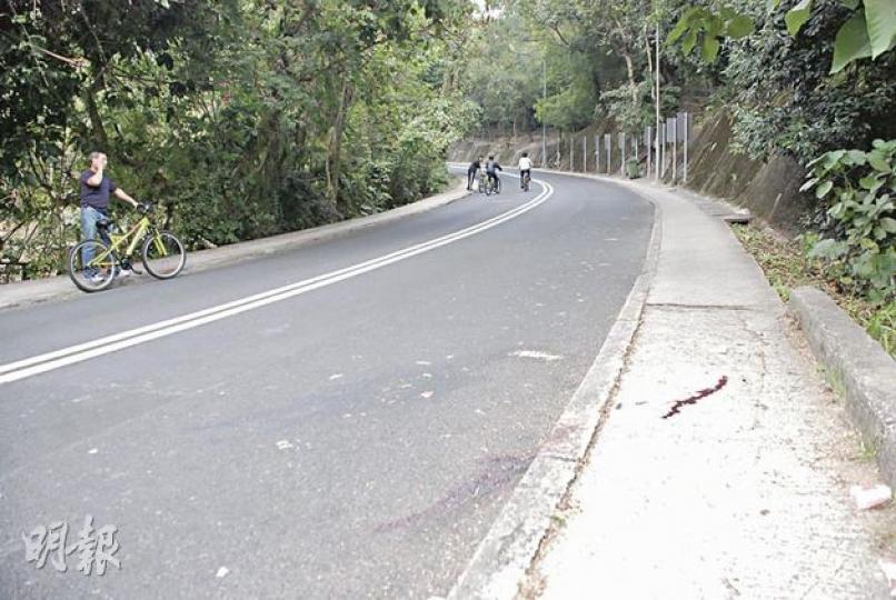 單車「自炒」意外現場遺下大灘血漬及嘔吐物，並可見有人遵守規定落地推車。下圖為受傷青年。（雲錦鋒攝）