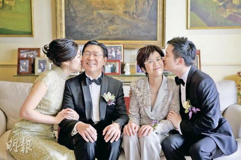 前商務及經濟發展局長馬時亨與太太,獲長女馬露明及女婿劉仲恒送吻,感覺溫馨。馬時亨做岳父有幾開心?從他笑到見牙不見眼的表情,大家已知道。(攝影:梁迺楠) 一對新人是基督徒,所以註冊儀式有牧師及律師在場。儀式完畢,一眾觀禮的賓客更向他們送上祝福。(攝影:梁迺楠) 黎姿一身聖誕紅Look跟夫婿馬廷強出席婚宴,黎姿苗條如昔,不似懷孕。(攝影:梁迺楠) 梁錦松及太太伏明霞盛裝出席婚宴。(攝影:梁迺楠) 四叔李兆基滿面笑容去飲喜酒。(攝影:梁迺楠) 前商務及經濟發展局長馬時亨與太太,獲長女馬露明及女婿劉仲恒送吻,感覺溫馨。馬時亨做岳父有幾開心?從他笑到見牙不見眼的表情,大家已知道。(攝影:梁迺楠) 一對新人是基督徒,所以註冊儀式有牧師及律師在場。儀式完畢,一眾觀禮的賓客更向他們送上祝福。(攝影:梁迺楠) 黎姿一身聖誕紅Look跟夫婿馬廷強出席婚宴,黎姿苗條如昔,不似懷孕。(攝影:梁迺楠) 梁錦松及太太伏明霞盛裝出席婚宴。(攝影:梁迺楠) 四叔李兆基滿面笑容去飲喜酒。(攝影:梁迺楠)