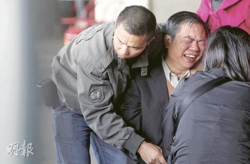 死者陳賽玉丈夫馬先生（左二）事發後情緒激動，多次哭着問「點解」，需家人安撫。（林振東攝） （明報製圖） （明報製圖）