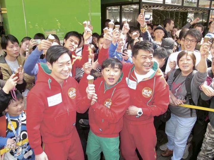 「福祿壽」李思捷、王祖藍及阮兆祥到鬧市為演唱會造勢,但他們聲稱只演一場,觀眾們撲飛請早了。(攝影/記者:梁榮達) 「福祿壽」李思捷、王祖藍及阮兆祥到鬧市為演唱會造勢,但他們聲稱只演一場,觀眾們撲飛請早了。(攝影/記者:梁榮達)