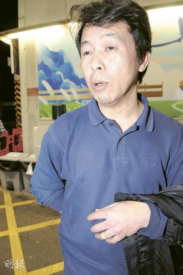 開了15年的士的峯哥，憶述被醉男追「打完額頭打心口」，幸送院治理後並無大礙。（蔡方山攝）