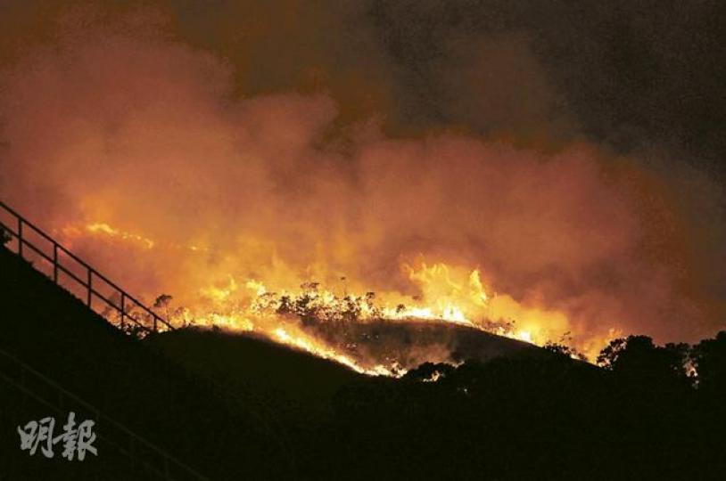 將軍澳健明邨對上的五桂山發生山火，火場面積蔓延至600米乘500米，火勢猛烈。（蔡方山攝）