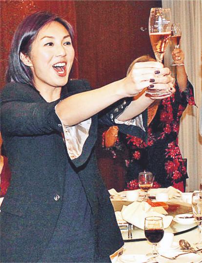 楊千嬅日前出席新片《春嬌與志明》聖誕派對時仍未見肚，她還作狀舉杯飲香檳，完全滴酒不沾，丁生可以放心。（攝影/記者：葉靜文） 千嬅全程被拍檔余文樂圍攻追問懷孕傳聞，但她只是哈哈笑，堅持封口。（攝影/記者：葉靜文）