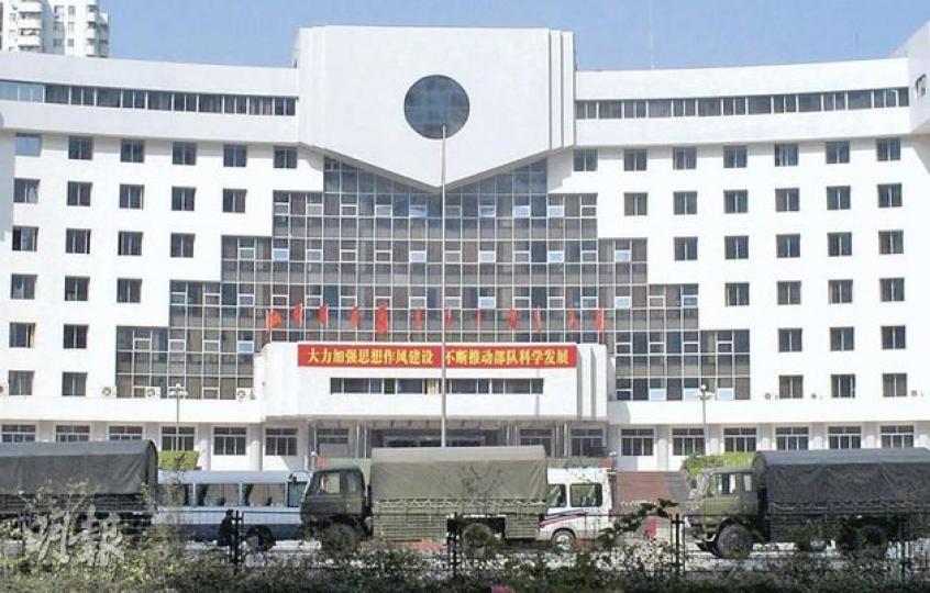 駐港解放軍部隊家眷趁元旦日到深圳福田駐港部隊後勤基地抗議,但政府以綠色帆布把前國家主席江澤民的題字遮掩,更停泊了3輛軍車阻擋視線,氣氛森嚴。(明報記者攝) 駐港解放軍部隊家眷趁元旦日到深圳福田駐港部隊後勤基地抗議,但政府以綠色帆布把前國家主席江澤民的題字遮掩,更停泊了3輛軍車阻擋視線,氣氛森嚴。(明報記者攝)