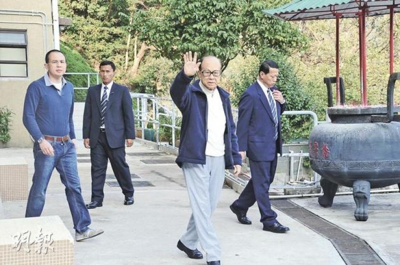 李嘉誠誠心拜祭先人。（攝影/記者：黃梓烜）