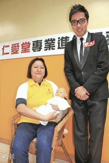 龍年旺婚嫁及產子,陪月員許月珍(左)及專業婚禮司儀劉智仁(右)均認為,兩個行業服務的需求在今年有上升趨勢,收費將會上調。(陳家俊攝) 龍年旺婚嫁及產子,陪月員許月珍(左)及專業婚禮司儀劉智仁(右)均認為,兩個行業服務的需求在今年有上升趨勢,收費將會上調。(陳家俊攝)