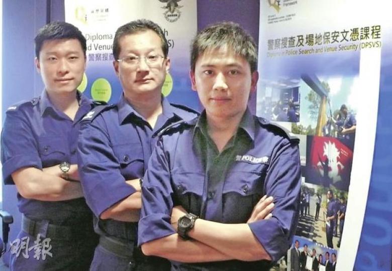 警隊重點及搜查隊為警方的王牌隊伍之一。該組近年將搜查技巧及訓練方法專業化,令搜查員的技能獲國際認識。圖中為該組主管李喬奇、組員張健強(左)及葉志安(右)。(黃熙麗攝) 警隊重點及搜查隊為警方的王牌隊伍之一。該組近年將搜查技巧及訓練方法專業化,令搜查員的技能獲國際認識。圖中為該組主管李喬奇、組員張健強(左)及葉志安(右)。(黃熙麗攝)