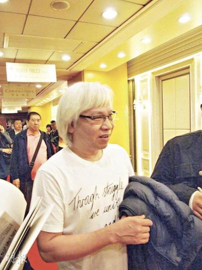 睇樓客心聲﹕陳先生指出，今次只是路過，順道睇樓，但若選中單位亦會購入作投資。對於今年樓市，他就估計全年樓價有機會下調超過15%。（林尚民攝） 睇樓客心聲﹕準買家「保羅」指出，以御金．國峯用料來說，發展商開價算是合理，並計劃買入單位作長線投資。對於近期不少代理均睇淡今年樓價走勢，他就認為，香港過去數十年樓價都是起起跌跌，毋須睇得太淡，有實力的買家亦不怕現階段入市。（林尚民攝）