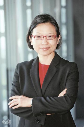 銀行公會主席、匯豐香港區總裁馮婉眉表示,香港的平台持續吸引國內企業往海外集資,預計至2015年人民幣股票交投量會升至兩成。(尹錦恩攝) 銀行公會主席、匯豐香港區總裁馮婉眉表示,香港的平台持續吸引國內企業往海外集資,預計至2015年人民幣股票交投量會升至兩成。(尹錦恩攝)