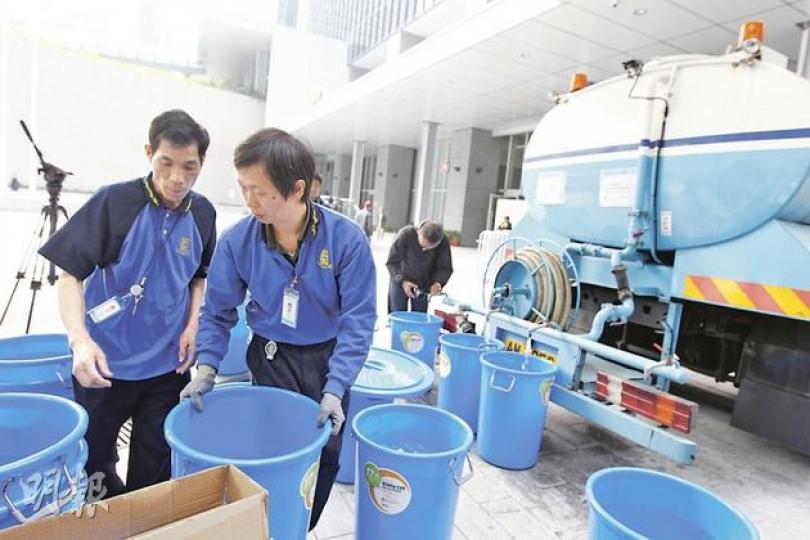 立法會停水期間，秘書處購備了逾50個大水桶，運送水務署水車的水作清潔和冲廁用途。（李紹昌攝） 立法會秘書處為員工和議員送上蒸餾水，並提醒他們注意個人衛生。（李紹昌攝）