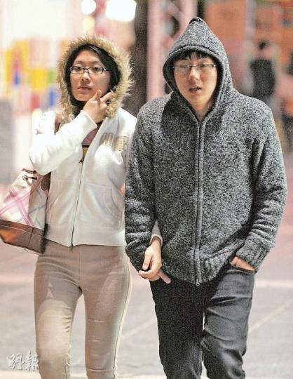 昨晚市區已漸見清涼，不少市民外出時都穿上外套，並套上外套帽子抵禦寒風。天文台指出，今日起未來兩至三天，市區氣溫早上只有11至12℃，周五新界區更可能跌至10℃以下，呼籲市民小心保暖。（余俊亮攝）