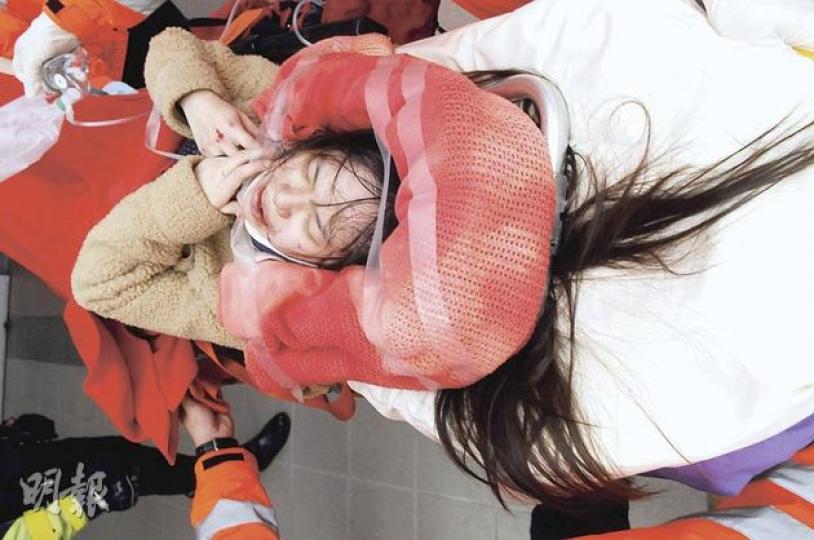 女生被輾過右腳掌，臉撼地嘴流血，腳掌更皮肉分離，送院時表情極度痛楚。（鍾炳然攝） 女生在圖中行人輔助線過路時，疑見巴士駛至，遂打斜跑往巴士站，卻被貨車撞倒，現場留下女傷者一隻「血襪」（紅圈）。 （鍾炳然攝） 肇事中型貨車司機未有受傷，向到場警員講述事發情况。（鍾炳然攝）