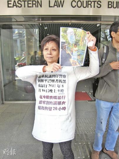 被控阻差辦公的港商蕭敏兒，昨在庭外控訴警方拘捕過程粗暴，而原本表示會到場聲援的社民連，只有數名成員到場，立法會議員「長毛」梁國雄則不在香港。（林綺琪攝）