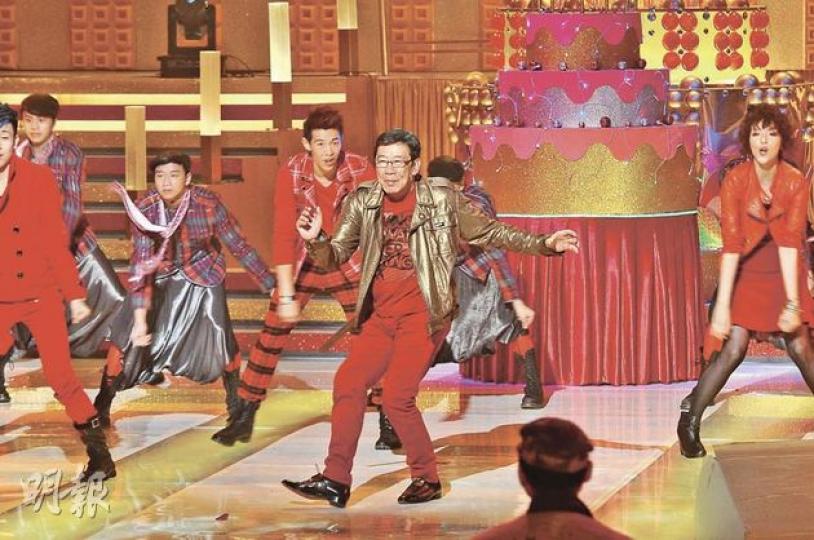 80歲大壽的修哥老當益壯，在節目中大騷舞技。（攝影﹕黃梓烜） 娥姐以行動闢謠，前晚出席修哥賀壽節目，兩度吻賀壽星公。（攝影﹕黃梓烜） 6名契仔契女上台唱歌，向契爺修哥賀壽。（攝影﹕黃梓烜）