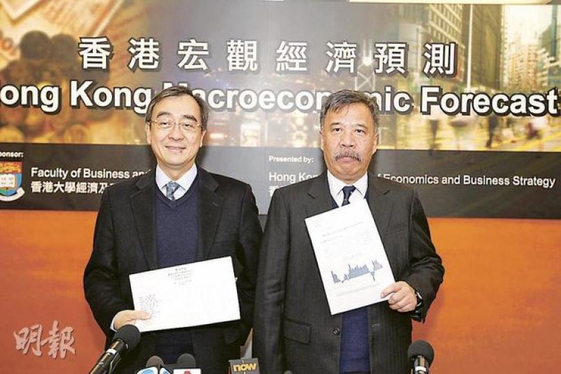 港大發表2012年第一季香港宏觀經濟預測，指出零售業將受到內地需求下降影響，第1季經濟增長進一步放緩。圖為王于漸教授（左）、邵啟發（右）。（郭慶輝攝）