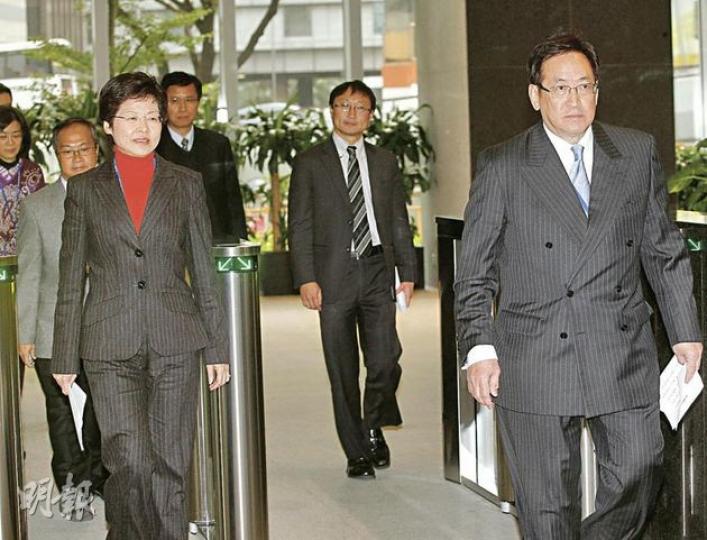 新政府總部不斷被驗出退伍軍人症桿菌，過去一周主要是由署長級官員向外發放資訊，但昨日政府高調派出發展局長林鄭月娥（左）和食物及衛生局長周一嶽（右），向傳媒講述政府的應對工作。中為衛生防護中心總監曾浩輝。（李紹昌攝） 灣仔律敦治醫院急症室由昨午起開設退伍軍人症諮詢站，為立法會及新總部的工作人員提供檢查服務。站內工作人員「全副武裝」。（李澤彤攝）