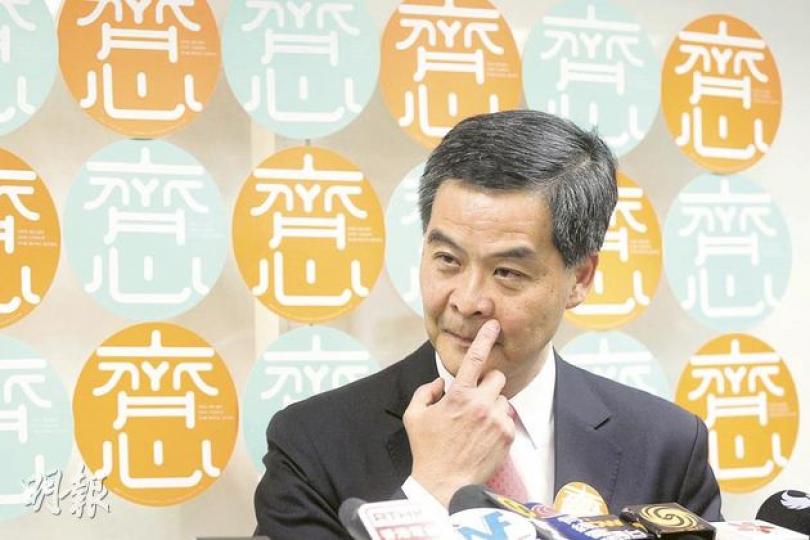 特首參選人梁振英昨日公布人口政策政綱諮詢稿，建議政府在掌握雙非孕婦來港產子對本港影響結果前，應押後與私立醫院訂定2013年「雙非」孕婦產子配額。（李紹昌攝）
